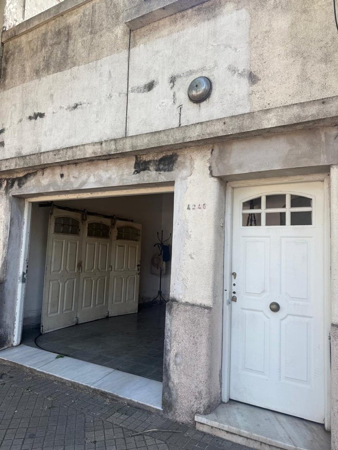 VENTA CASA DOS DORMITORIOS. A RECICLAR CON COCHERA