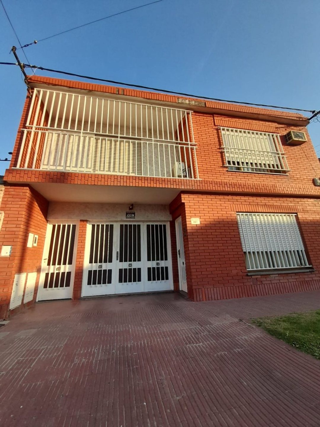 Venta casa 3 dormitorios c/cochera - Apta Credito