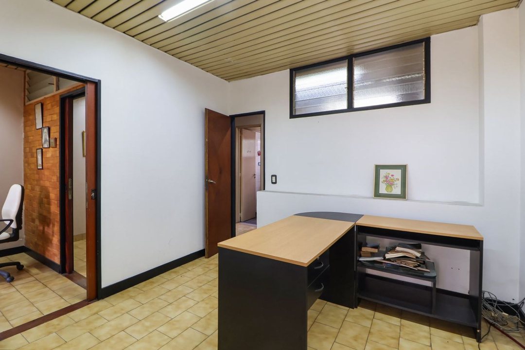 OFICINA Comercial con GUARDACOCHES Caseros Centro