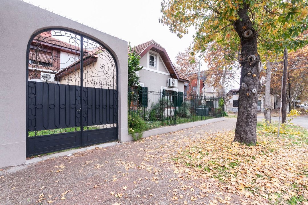 VENTA CASA 5 AMB PILETA 2 COCHERAS QUINCHO
