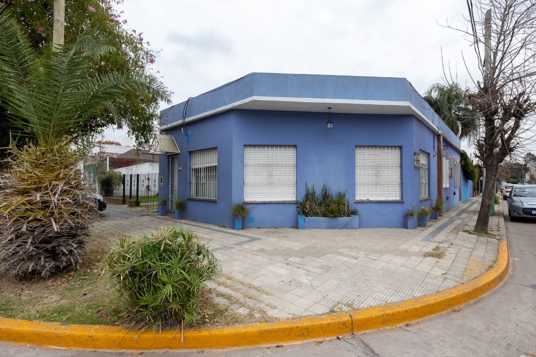 2 CASAS 5 AMB -ZONA PLAZA HURLINGHAM - PERMUTA