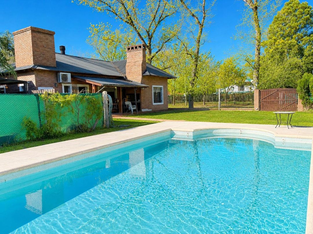 Venta casa jardín y pileta, Funes