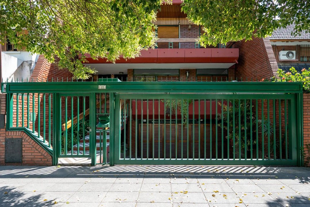 CASA  VENTA LOTE PROPIO  VERSALLES. PATIO-QUINCHO