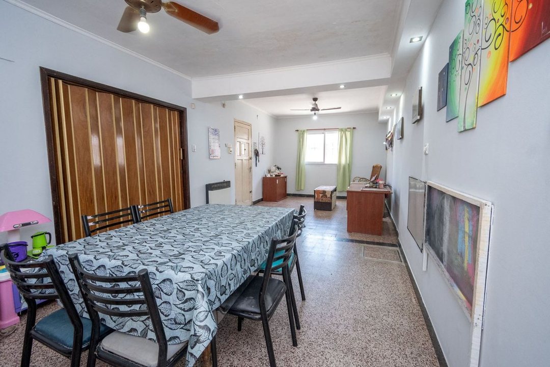 Casa 4 dormitorios 2 cocheras patio zona C. Verna