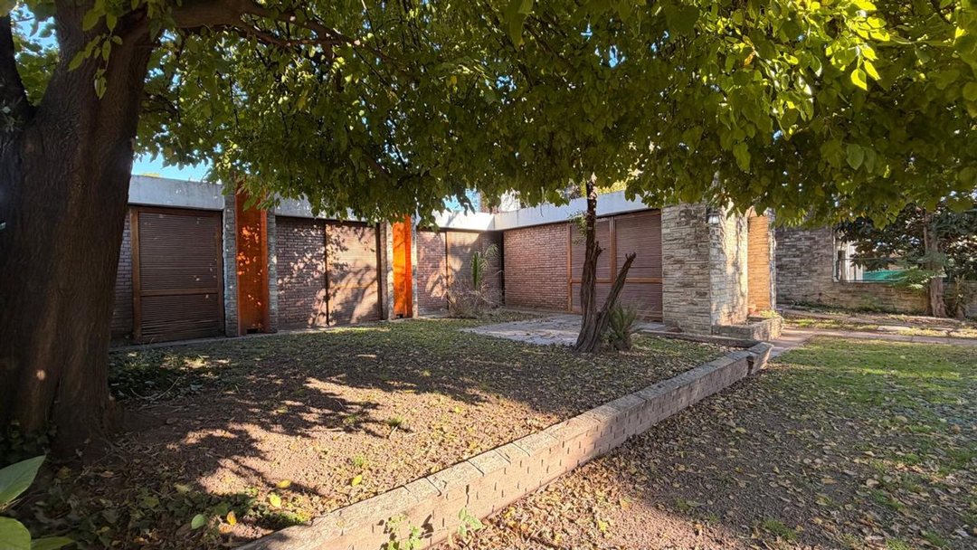 CASA CON DOBLE LOTE EN VENTA
