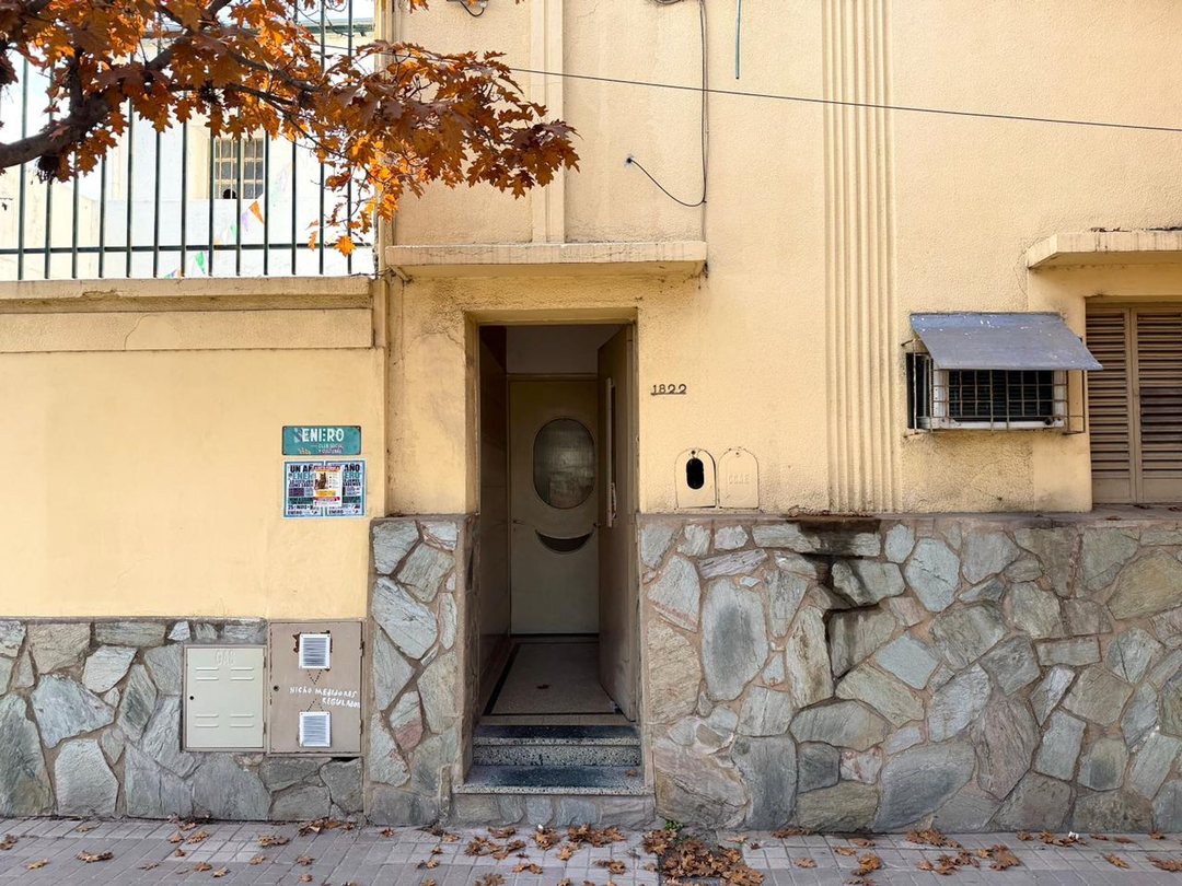 Gran casa de dos dormitorios cochera y patio