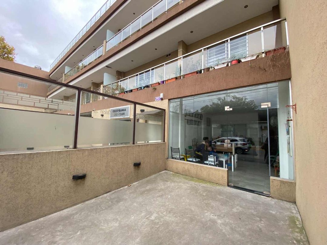 VENTA AMPLIO LOCAL MERLO CON  COCHERA Y PATIO