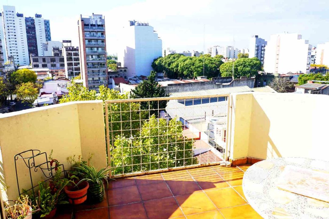 PISO LUMINOSO 3 DORMITORIOS CON BALCÓN ATERRRAZADO