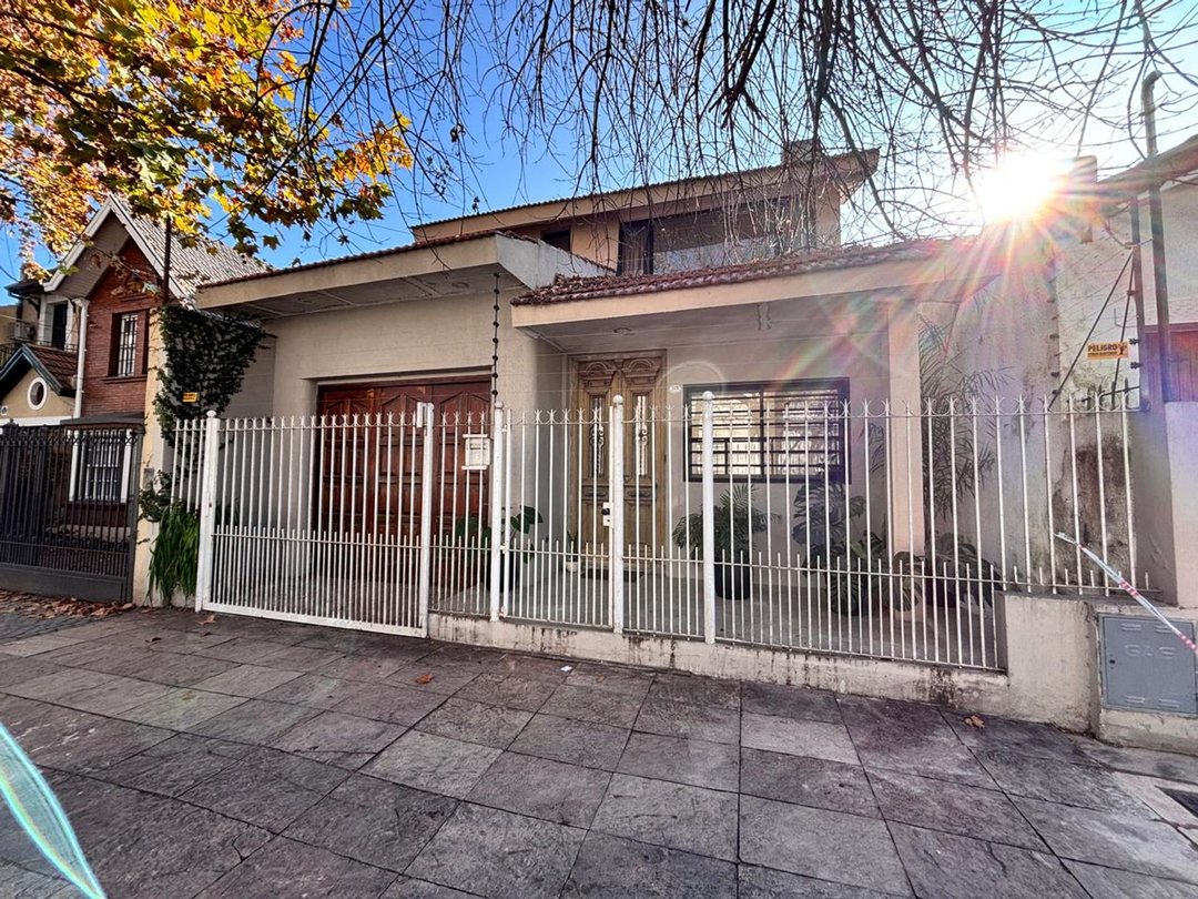 CASA EN VENTA LAS LOMITAS-EXCELENTE ESTADO