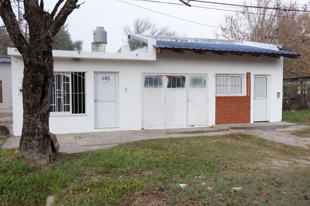 SE VENDE CASA(2 DEPTOS) EN RECONQUISTA