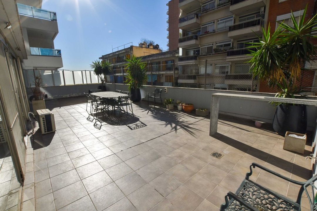 Venta Dto. 2 Dormitorios. Balcón terraza. Cochera.