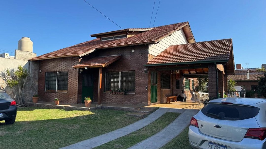 CASA DE 4 AMB EN DOBLE LOTE + DPTO 3 AMBIENTES