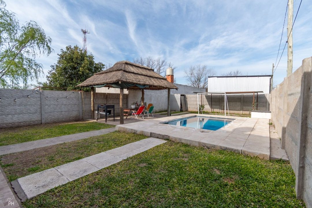 VENTA - CASA 2 DORMITORIOS + GALPON ROLDAN
