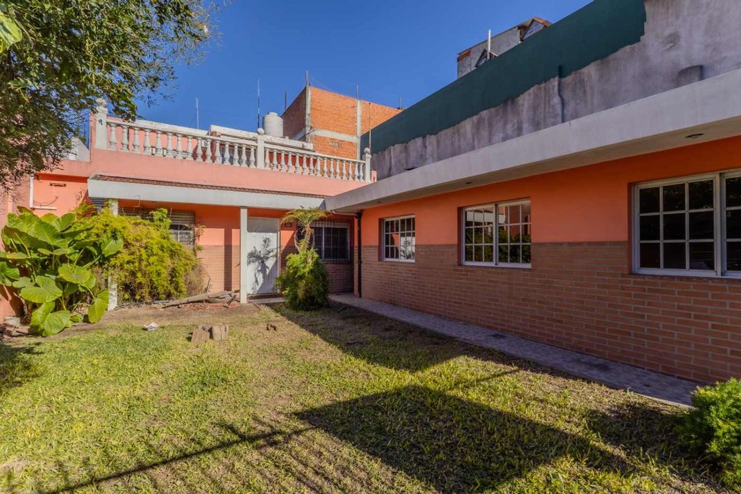 CASA 5 AMB EN VENTA CON PILETA EN CENTRO LAFERRERE