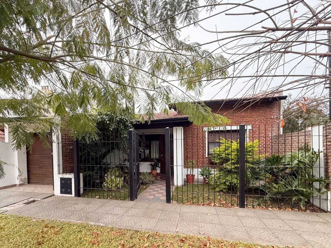 Casa de 2 dormitorios en venta en Gonnet c/ parque