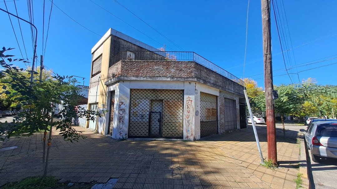VENTA CASA CON TERRAZA Y COCHERA LANUS OESTE