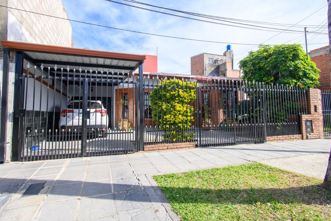 GRAN CASA CON PATIO PILETA y QUINCHO