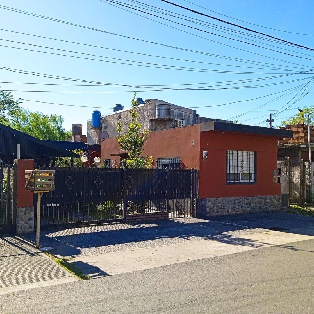 VENTA CASA 4 AMBIENTES + DEPTO EN BERAZATEGUI