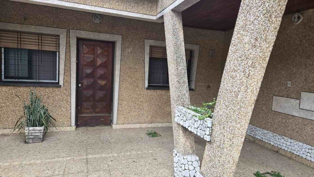 VENTA CASA 3AMB ENTRADA DE AUTO SARANDÍ