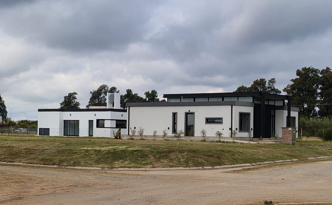 REMAX VENDE CASA A ESTRENAR EN SOLARES DE PAUCKE