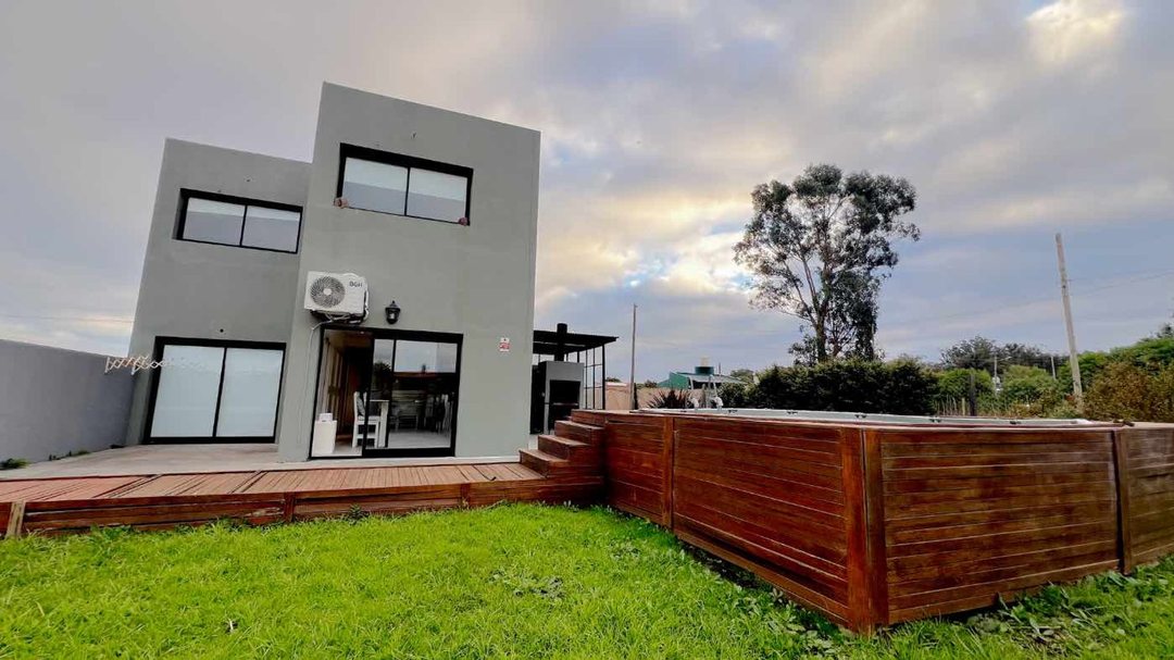 VENTA CASA 5 AMBIENTES + MONOAMB. LOS ACANTILADOS