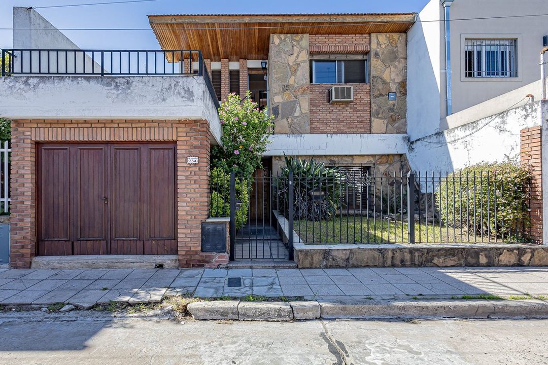 VENTA CASA 5 AMBIENTES EN MORON NORTE