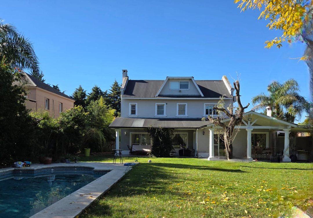 VENTA CASA 6 AMB. C/JARDIN Y PILETA B° SEPTIEMBRE