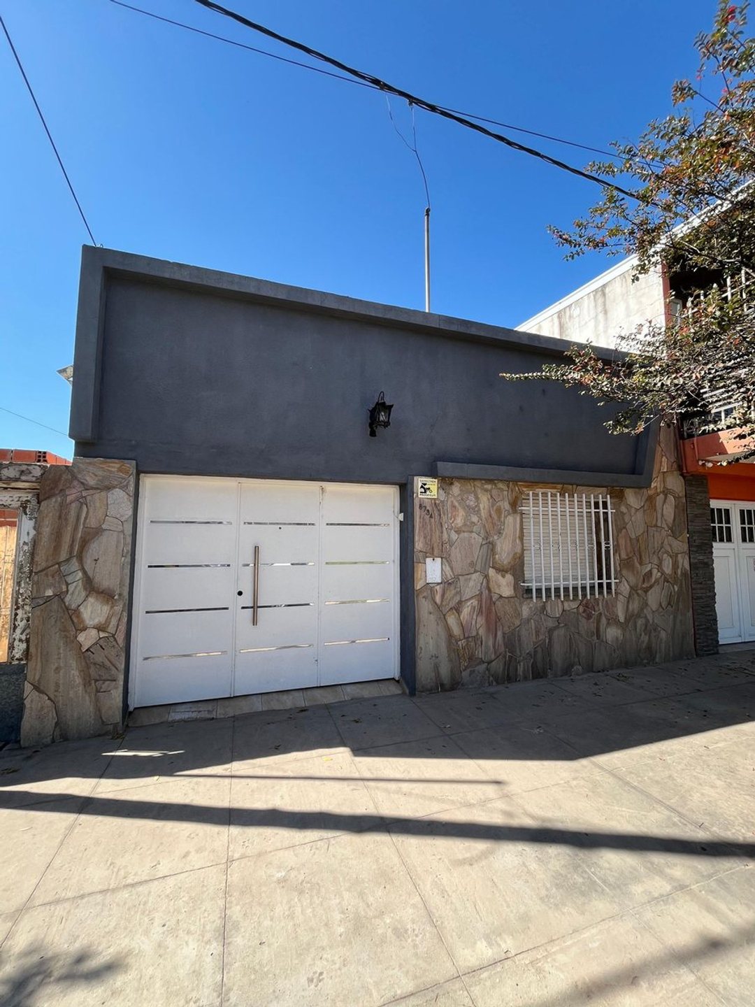 Venta casa 2 Dorm. Cochera y patio a mts de Av.