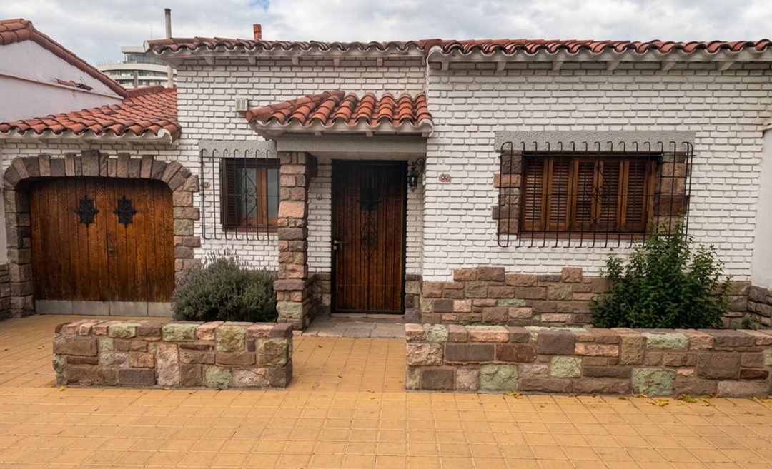 VENTA CASA BARRIO BOMBAL, GODOY CRUZ