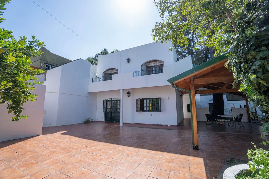 VENTA CASA CON QUINCHO Y COCHERA ALDO BONZI