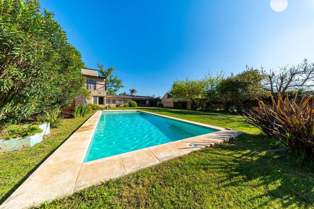 CASA EN VENTA CUATRO DORMITORIOS APTA CRÉDITO
