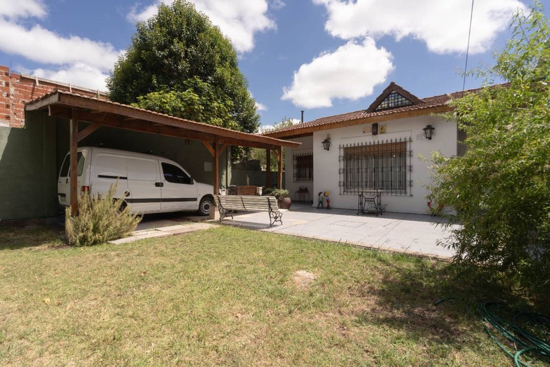 VTA CASA 3 AMB EN MORENO CON PARQUE Y PILETA