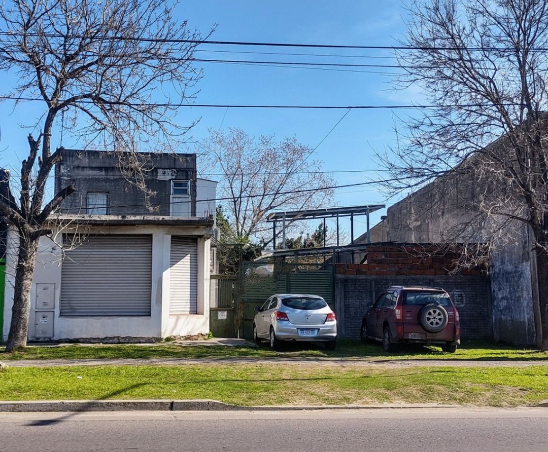 Venta LOTE (15x45) con local y casa San Carlos