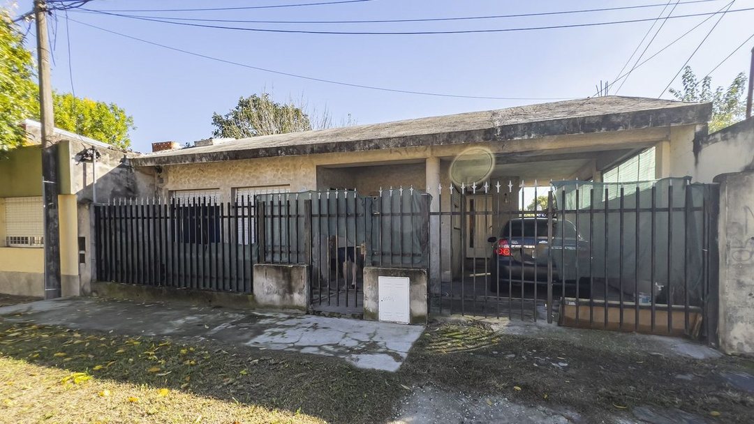 VENTA CASA DE 2 DORMITORIOS CON COCHERA Y PATIO