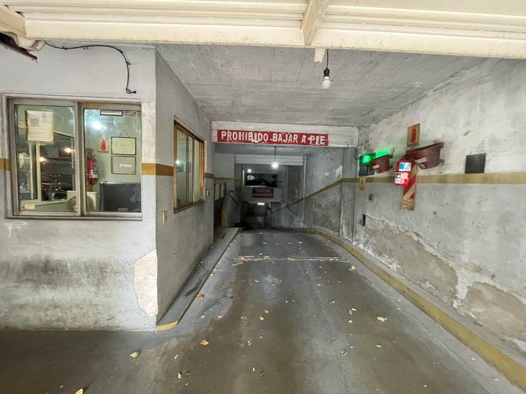 en venta COCHERA FIJA Y CUBIERTA ASCENSOR - FLORES