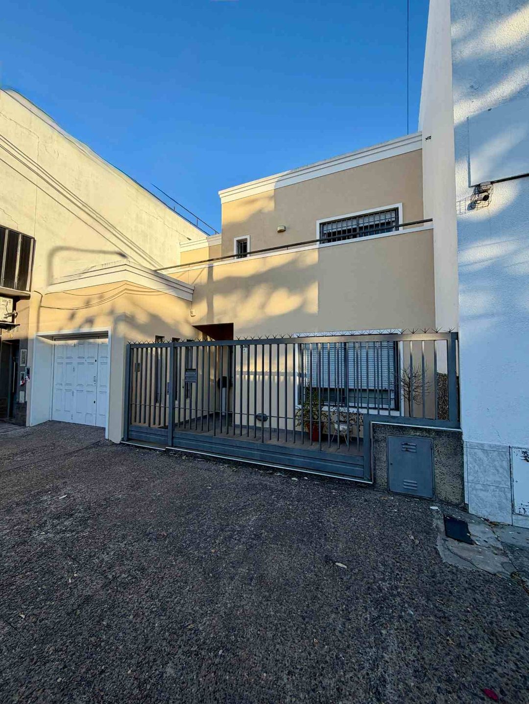 VENTA CASA 4 AMBIENTES c/COCHERA - PARQUE- QUINCHO