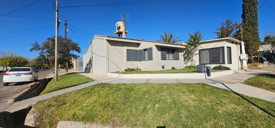 CASA IMPONENTE EN ESQUINA LUZURIAGA MAIPU