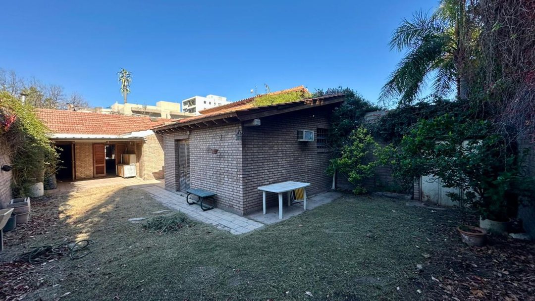 VENTA CASA CON JARDIN EN BARRIO BOMBAL GODOY CRUZ