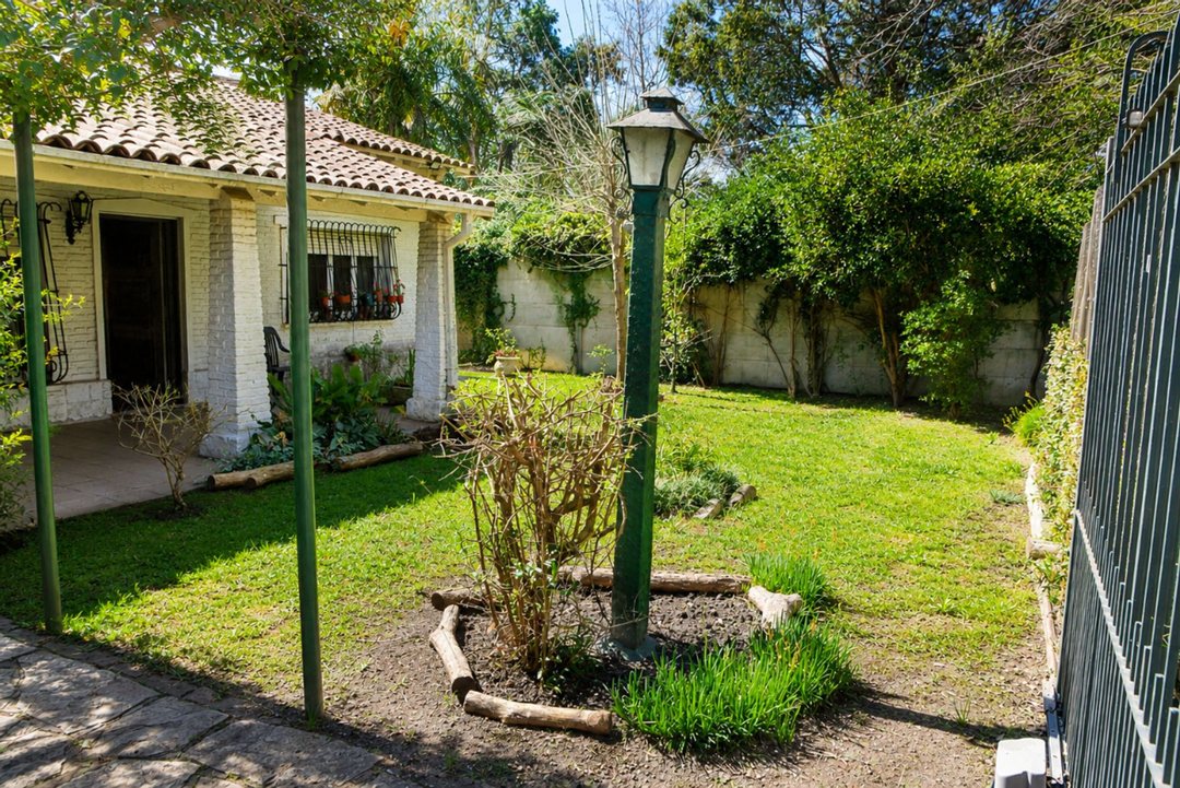 CASA BURZACO BARRIO CORIMAYO AMPLIO TERRENO
