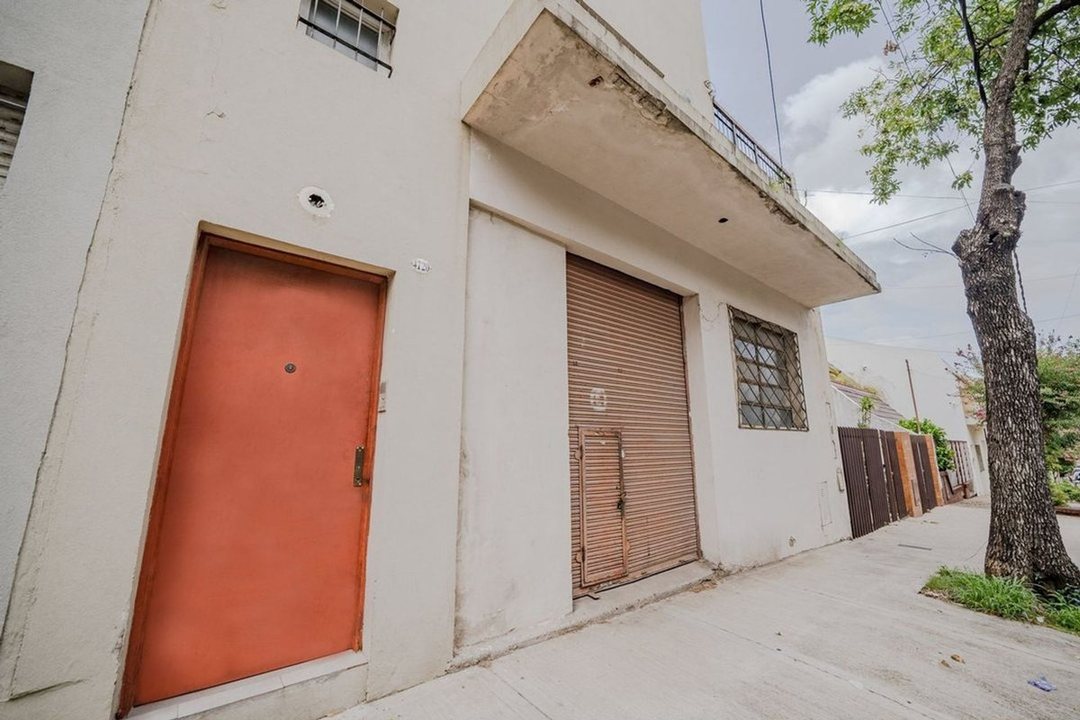 Casa 140 m, Local 70 m, fondo 104 m. Lote propio