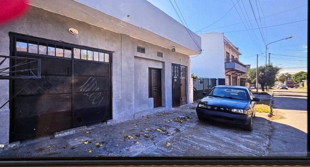Venta Dos Casas con Local sobre Avenida