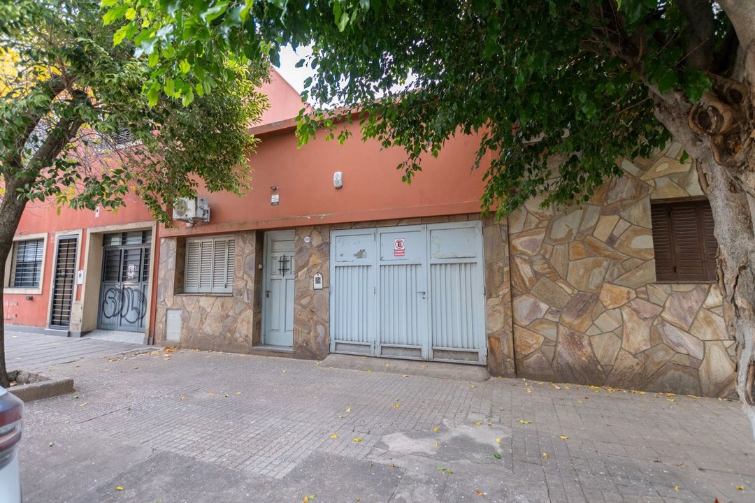 Casa al frente B° Candioti Sur, a Refaccionar.