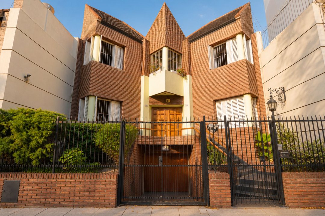 CASA TRIPLEX BOEDO JARDIN/ QUINCHO/ 3 DORMITORIOS