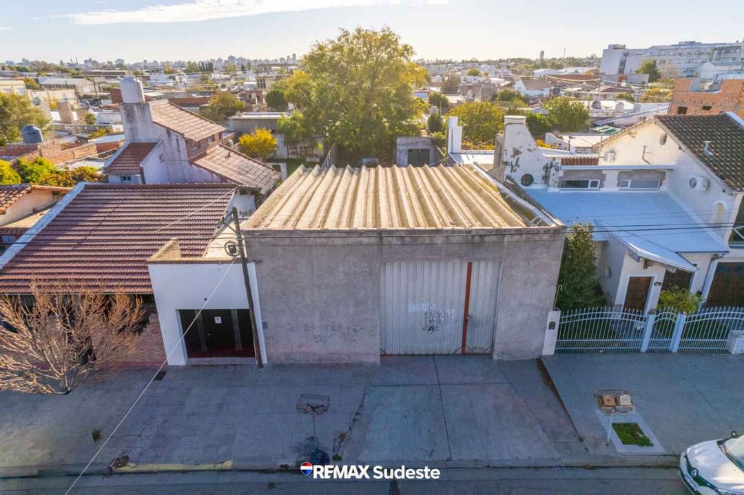 VENTA GALPON CON PATIO Y PILETA