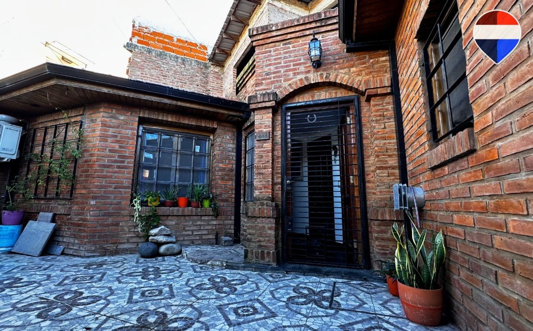 VENTA CASA 3 AMBIENTES CON COCHERA Y PATIO