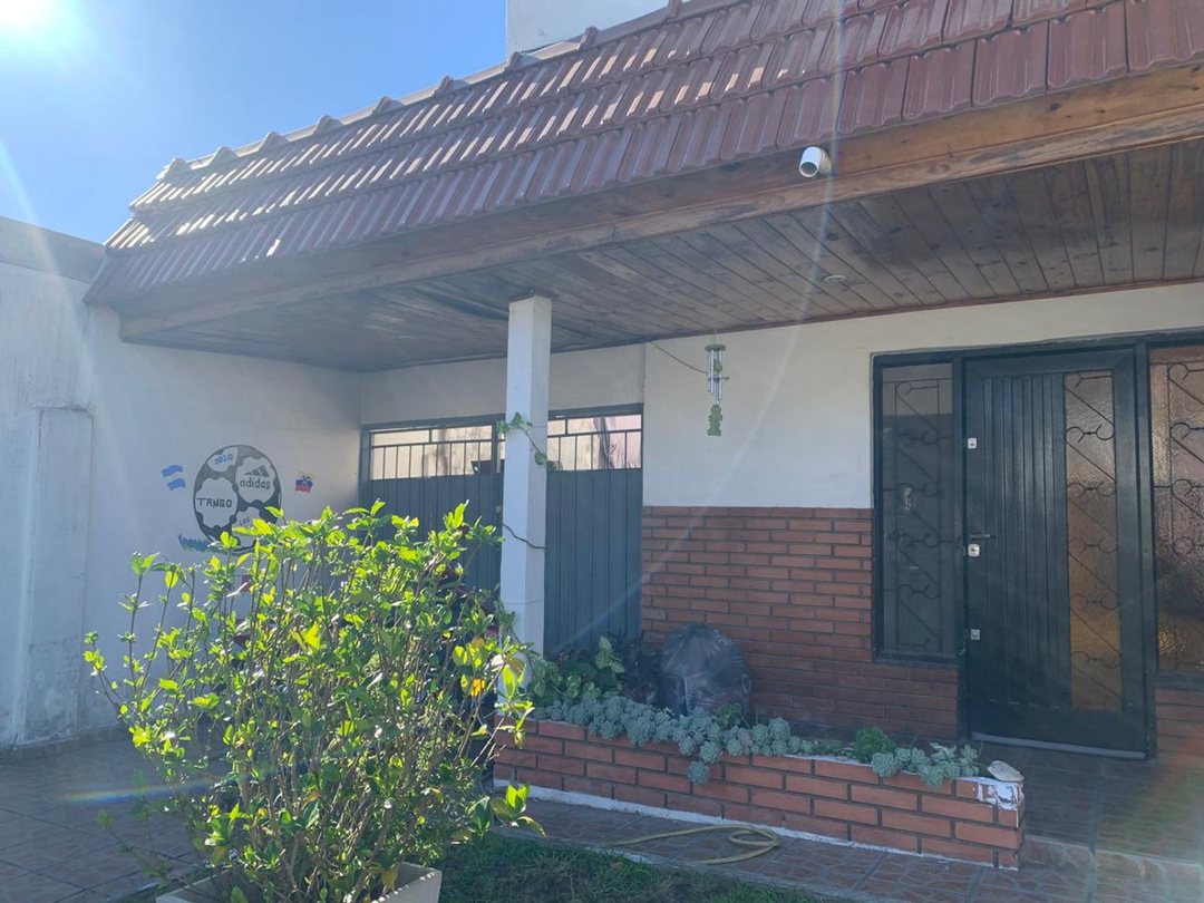 Venta casa 3 dorm lumin c/patio coch V. Ballester