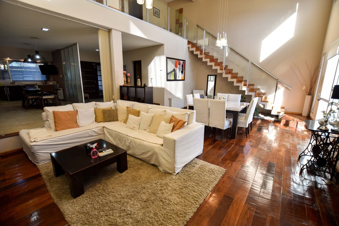 CASA EN VENTA 4 DORMITORIOS Y PILETA LA FLORIDA