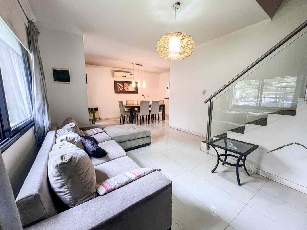 CASA 4 AMBIENTES CON JARDIN Y PILETA BURZACO