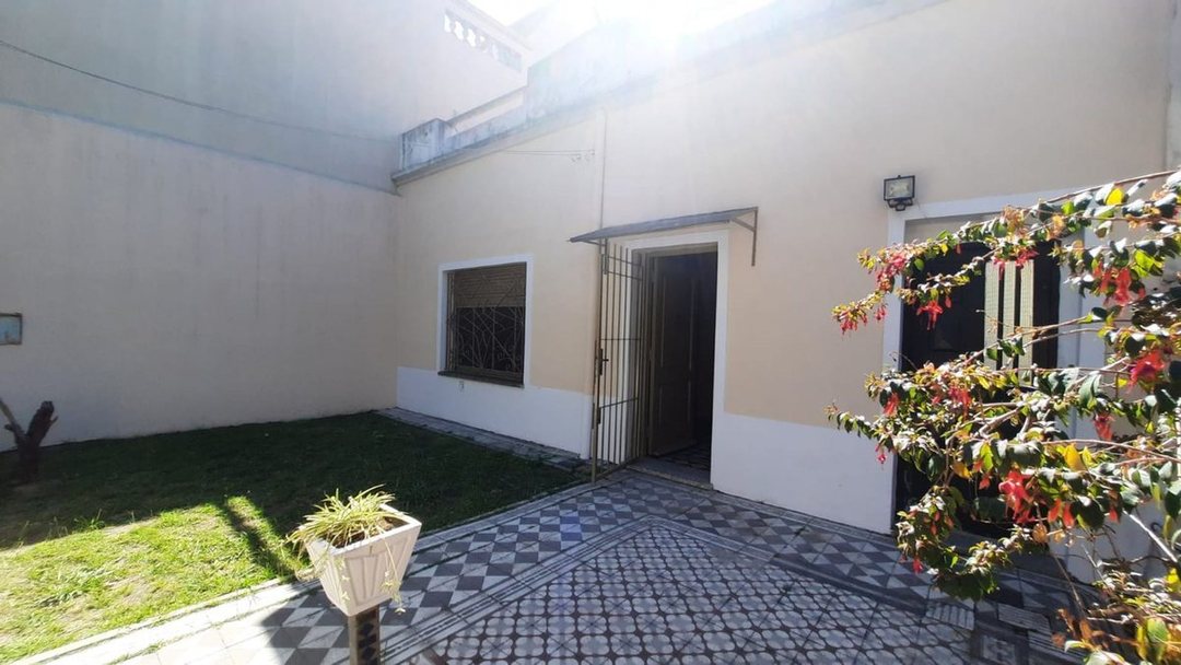 OPORT: CASA DE 315 M2 A RECICLAR 100%