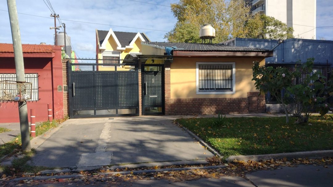 CASA EN VTA R. ESCALADA MUY COMODA C/GAR. Y PILETA
